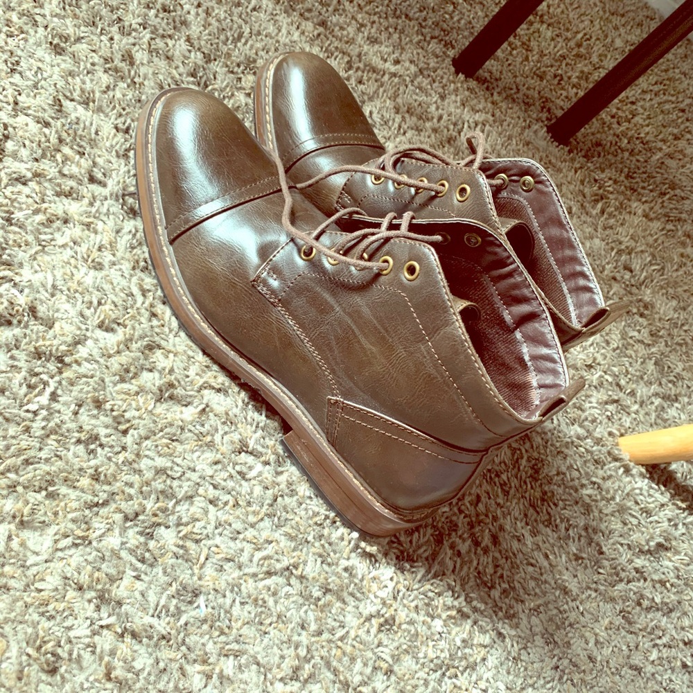 Men’s Johnston & Murphy dress shoes (Size 9.5)